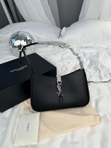 Saint Laurent Le 5 а 7 Hobo Bag Black / silver
