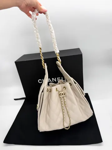 Chanel 25 Small Handbag in Cream Caviar Leather with Gold Hardware(Копія)
