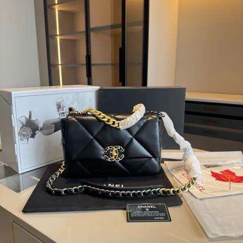 Chanel 19 Flap Bag Black / Gold