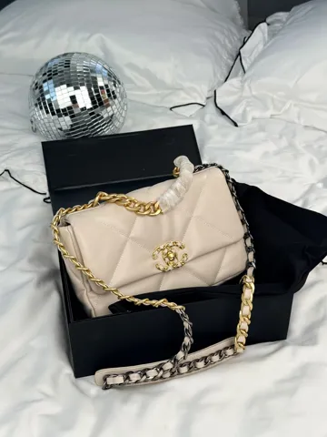 Chanel 19 Flap Bag White / Gold