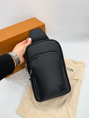 Louis Vuitton Avenue Slingbag Black